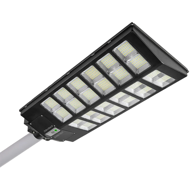 Bir direğe monte edilmiş çok sayıda LED sırasına sahip dikdörtgen LED sokak lambası, alttan açılı olarak fotoğraflanmıştır.