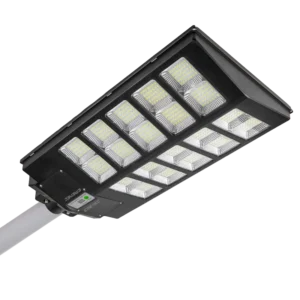 Siyah bir gövde içerisinde birden fazla LED panelden oluşan, bir direğe monte edilmiş dikdörtgen LED sokak aydınlatma armatürünün yakın çekimi.