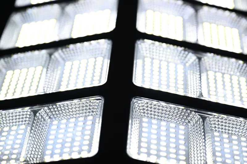 Her biri yansıtıcı kare bir muhafaza içinde ızgara düzeninde yerleştirilmiş çok sayıda parlak LED ışığın yakından görünümü.