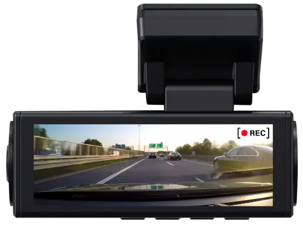 Araç kamerası (dash cam) ile otoyol kaydı. REC (kayıt) ibaresi ekranda.