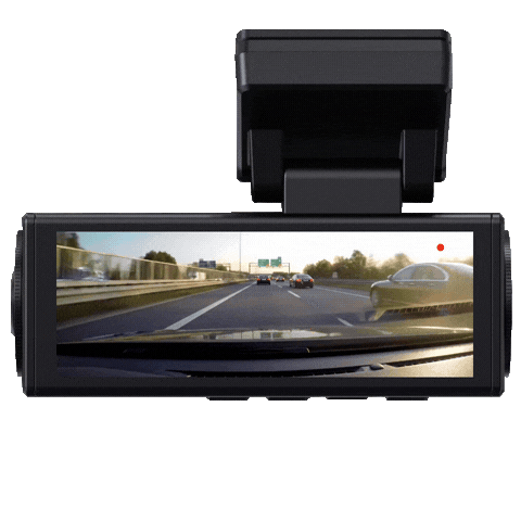 Araç kamerası (dash cam) ekranında otoyol sürüşü görüntüsü. Güvenlik kamerası ve akıllı teknoloji.